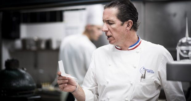Le Chef Christophe Bacquié, triplement étoilé au guide Michelin, se déplace chez vous pour un repas d’exception.